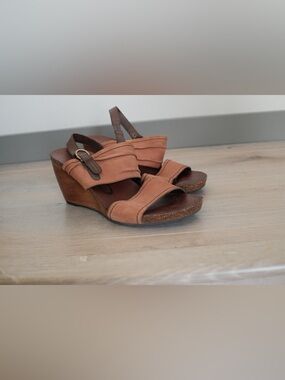 Women's Leather Lockport Wedge Sandals